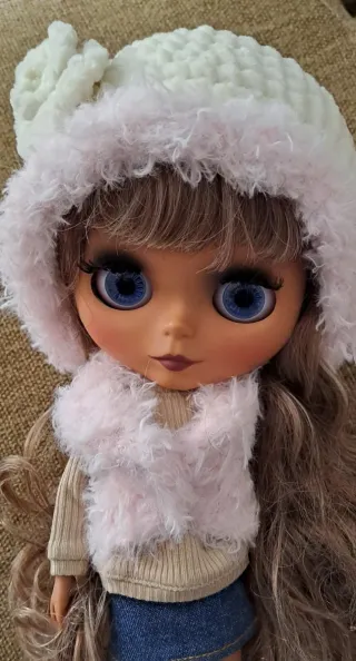 Capucha tejida a mano suavecita flor terciopelo