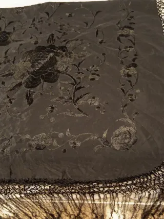 Mantilla Antigua Bordada Negra