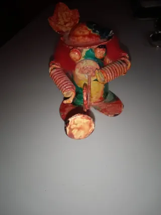 Figura artesanal de metal multicolor