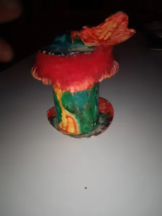 Figura artesanal de metal multicolor