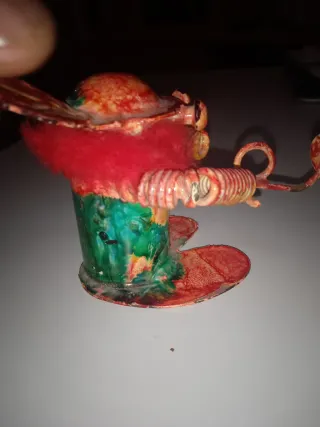 Figura artesanal de metal multicolor