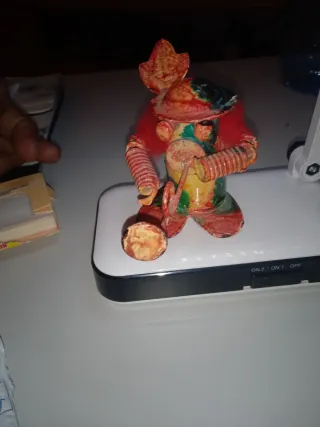 Figura artesanal de metal multicolor