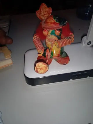 Figura artesanal de metal multicolor