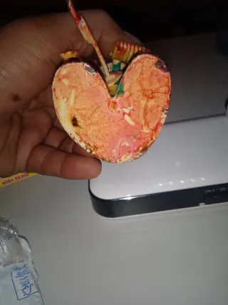 Figura artesanal de metal multicolor