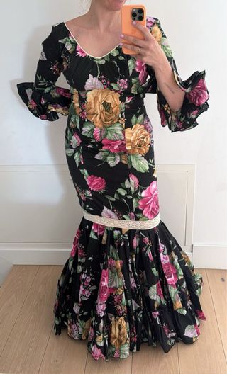 Traje de flamenca negro con flores