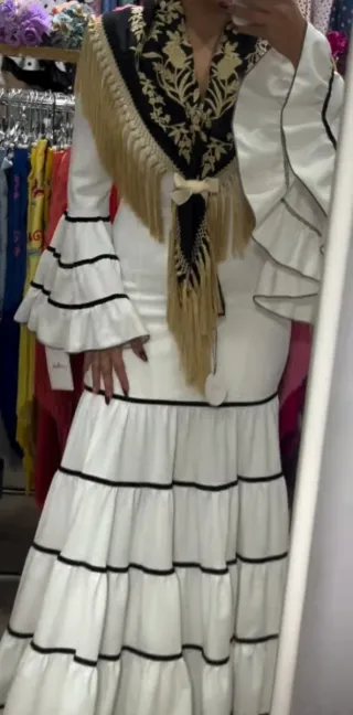 Traje de flamenca blanco y rojo