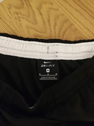 Pantalón chándal Nike negro con raya lateral