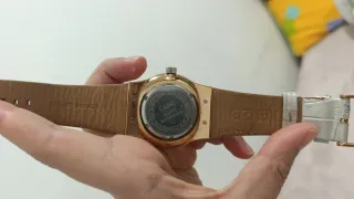 Reloj de pulsera dorado y blanco