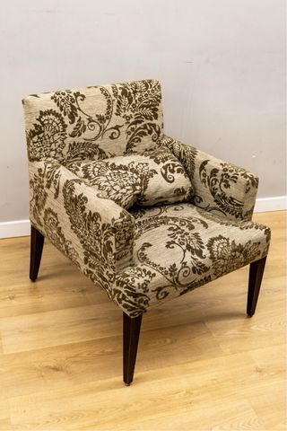 Sillón tapizado beige y marrón