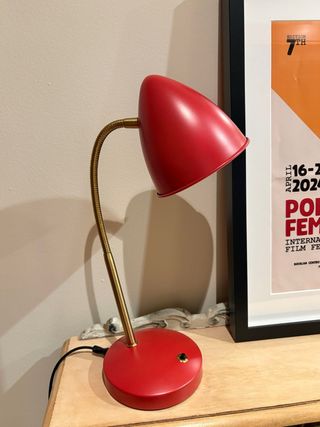 Lámpara flexo roja y dorada