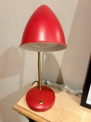 Lámpara flexo roja y dorada