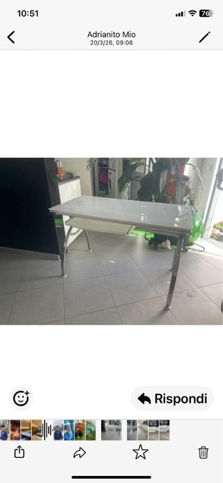 Escritorio de vidrio templado con patas de acero