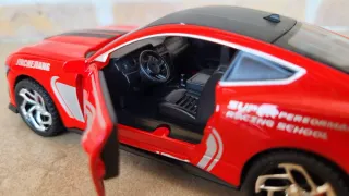 Ford Mustang Shelby GT a escala