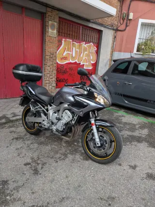 Yamaha FZS 600 Fazer Negra/Gris