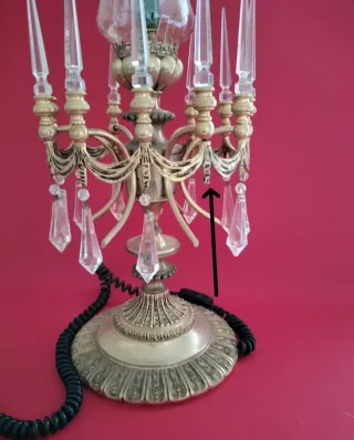 Lámpara de mesa dorada con cristales