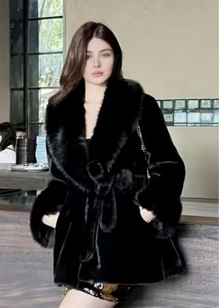 Abrigo elegante de pelo sintético marrón