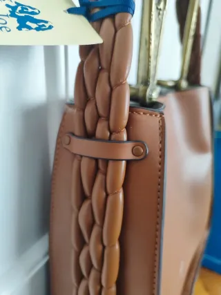 Bolso de piel marrón con asa trenzada