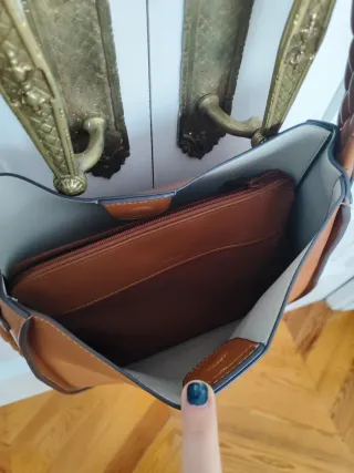 Bolso de piel marrón con asa trenzada