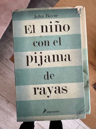 El niño con el pijama de rayas