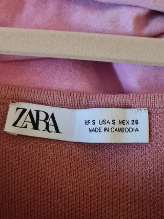 Chaleco de punto Zara rosa empolvado botones joya
