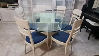 Muebles comedor, mesa ovalada de cristal y sillas