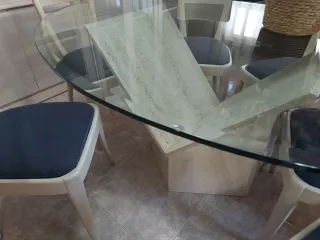 Muebles comedor, mesa ovalada de cristal y sillas