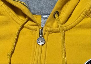 Sudadera Nike con capucha amarilla