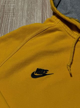 Sudadera Nike con capucha amarilla