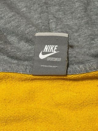 Sudadera Nike con capucha amarilla