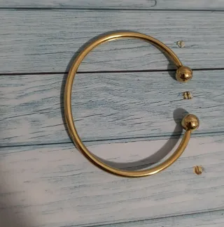 Brazalete abierto dorado con esferas