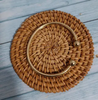 Brazalete abierto dorado con esferas