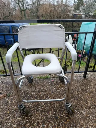 Silla de baño para movilidad reducida