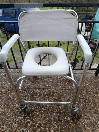 Silla de baño para movilidad reducida