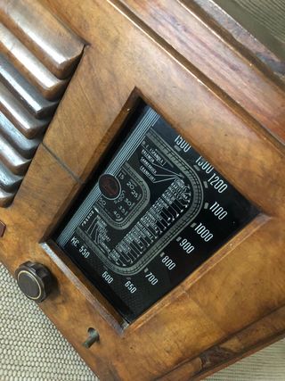 Radio antigua válvulas Gram madera raíz