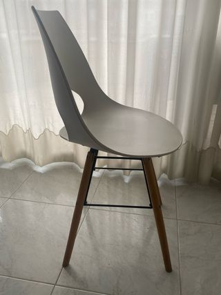 4 sillas de comedor. Plástico y Madera