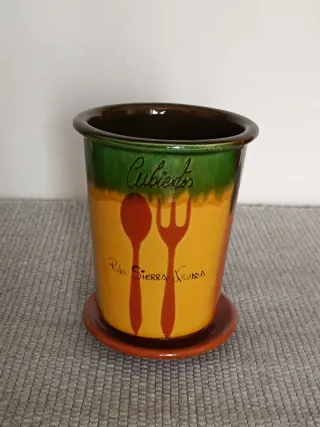 Recipiente de cerâmica para utensílios