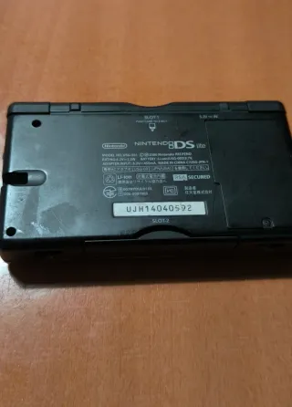 Nintendo DS Lite decorada con diamantes