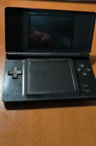 Nintendo DS Lite decorada con diamantes