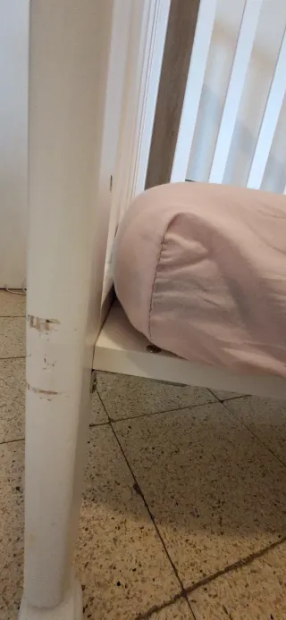 Cuna de bebé blanca con ruedas