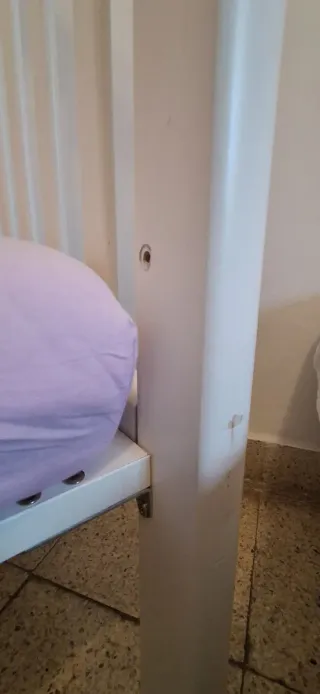 Cuna de bebé blanca con ruedas