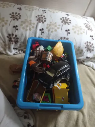 Caja de juguetes variados