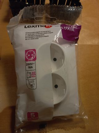 Lote Enchufe doble e Interruptor Lexman con caja