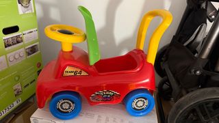 Coche correpasillos rojo y amarillo