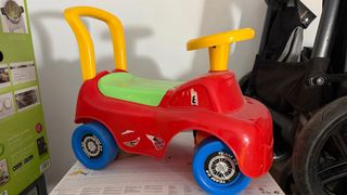 Coche correpasillos rojo y amarillo