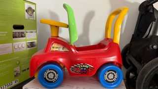 Coche correpasillos rojo y amarillo