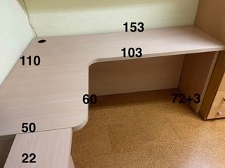 Escritorio esquinero + arcón de madera.