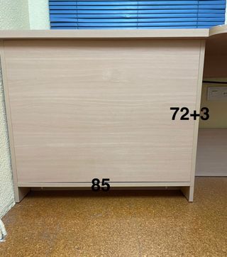 Escritorio esquinero + arcón de madera.