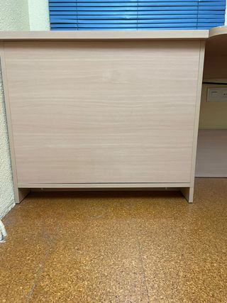 Escritorio esquinero + arcón de madera.