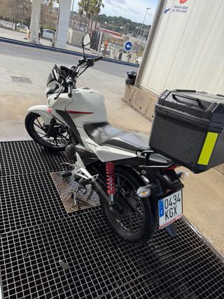 Honda CB125F Blanca y Roja ITV al dia