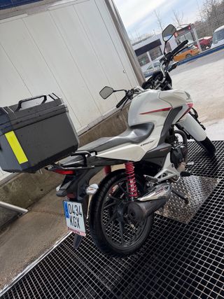 Honda CB125F Blanca y Roja ITV al dia